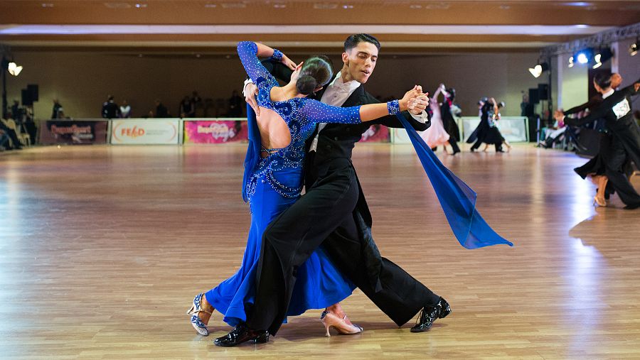 Una pareja compite en la modalidad Standard durante el DanceSport Cup 2018 disputado en Benidorm