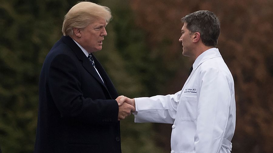 Trump saluda del doctor Ronny Jackson el pasado viernes