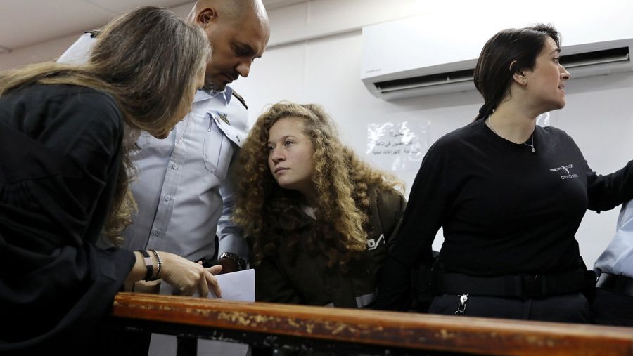 Ahed Tamimi, habla con su abogada Gaby Lasky