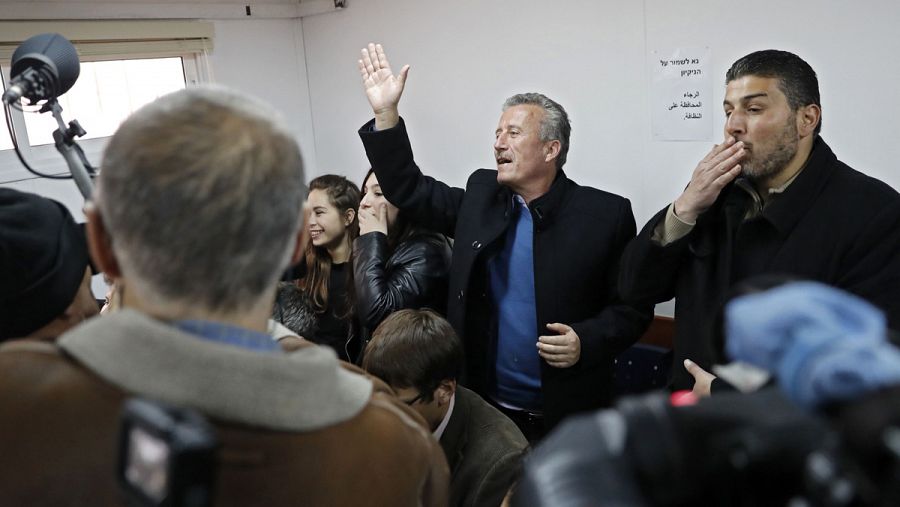 El padre de Ahed Tamimi saluda a su hija durante una audiencia en la corte militar de Ofer