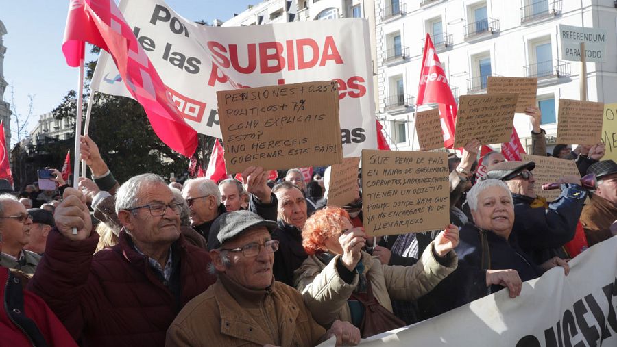 Medio millar de pensionistas reclaman ante el Congreso la revalorización con el IPC