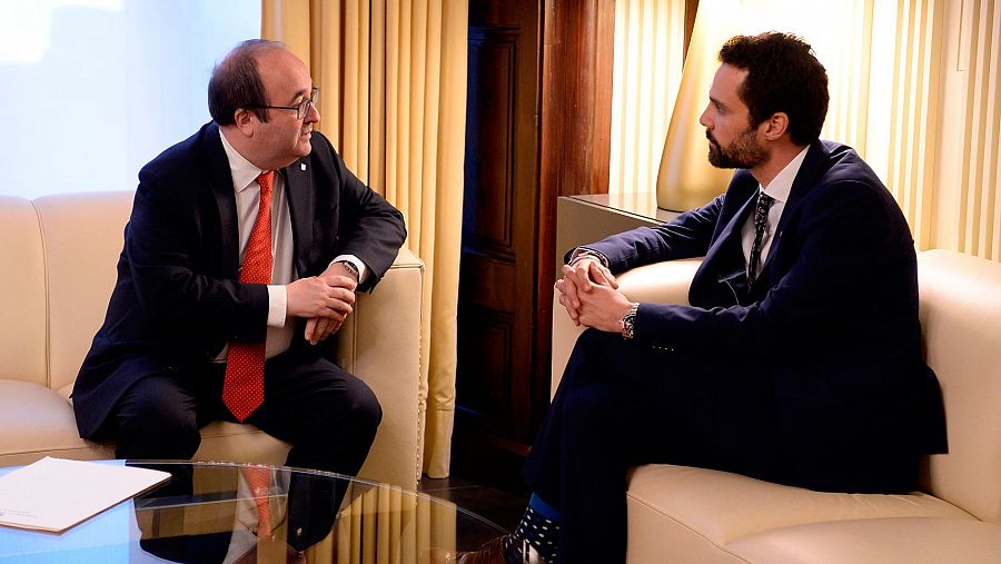 El primer secretario del PSC, Miquel Iceta (i), con el presidente del Parlament, Roger Torrent