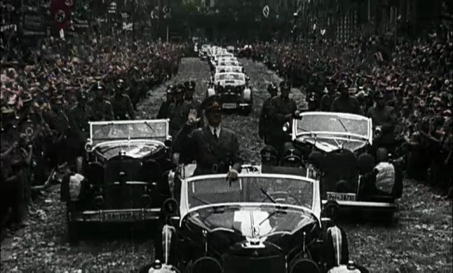 Hitler desfila durante el Tercer Reich
