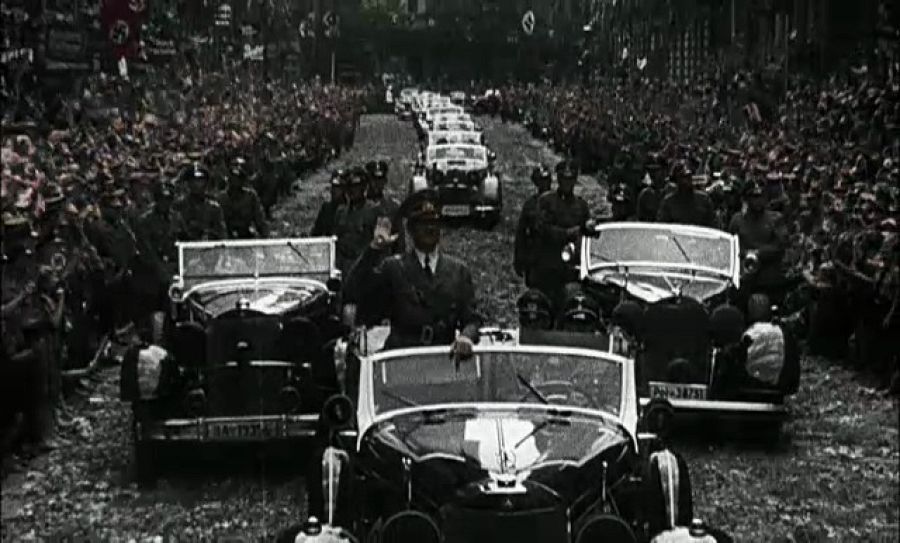 Hitler desfila durante el Tercer Reich