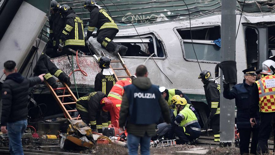 Dos muertos y un centenar de heridos al descarrilar un tren en Milan.