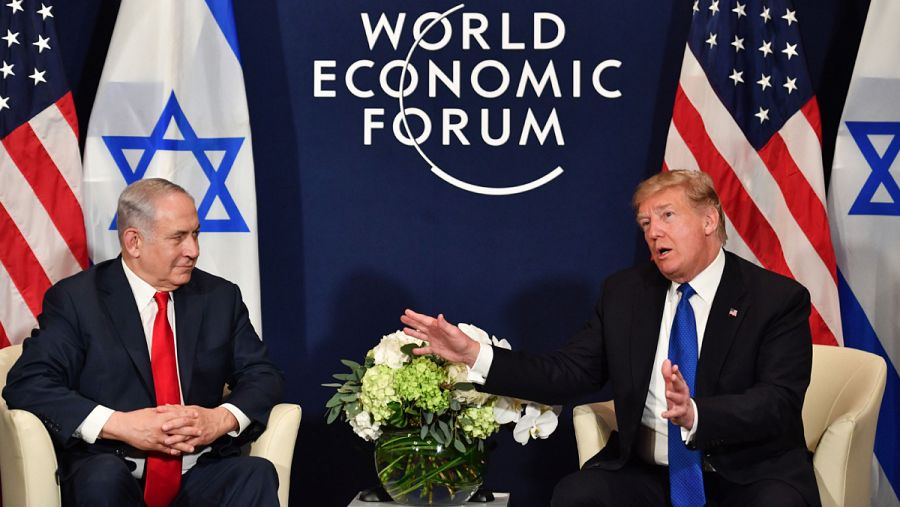 Donald Trump conversa con el primer ministro de Israel, Benjamin Netanyahu, en un encuentro en el Foro de Davos