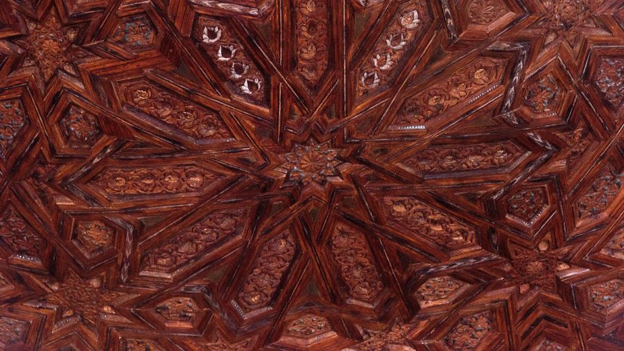 Detalle de la techumbre de madera del templete oriental del Patio de los Leones