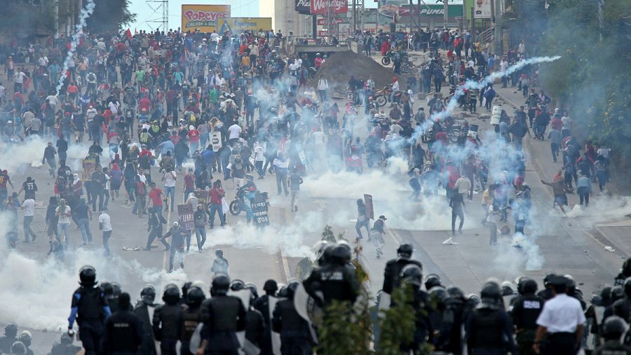 La policía dispersa una manifestación en Tegucigalpa en contra del presidente de Honduras, Juan Orlando Hernández