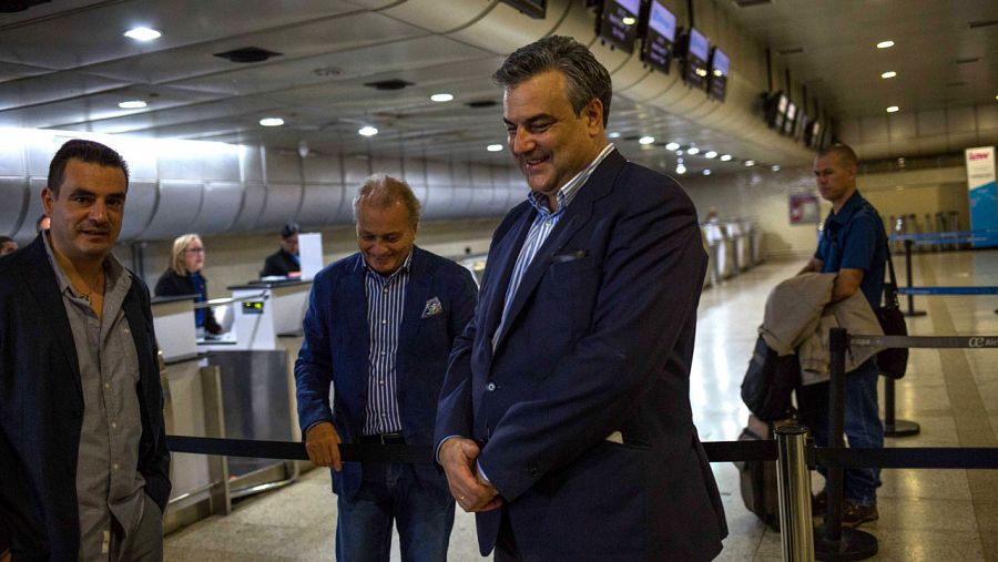 El embajador español en Caracas, Jesús Silva Fernández, espera para coger el avión hacia Madrid