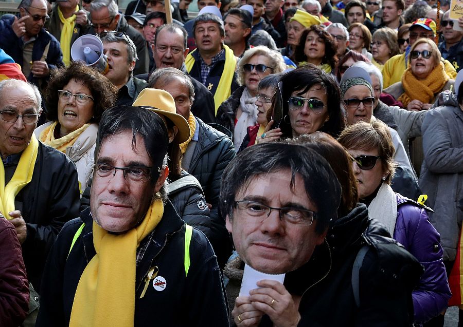 Miles de personas marchan hasta el Parlament pese al aplazamiento del pleno de investidura