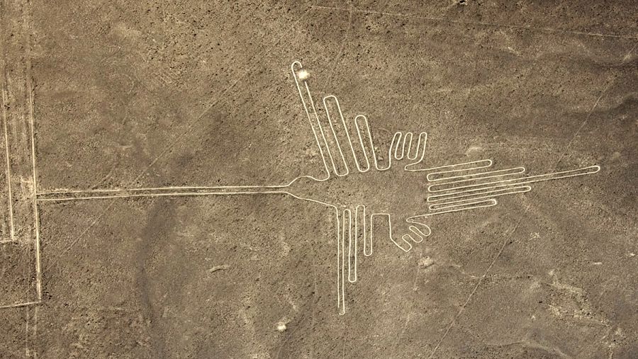 Las Líneas de Nazca fueron trazadas por la cultura nazca y están compuestas por varios cientos de figuras, visibles solo desde lugares elevados.