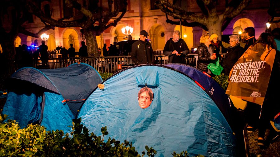 Varios manifestantes independentistas montan sus tiendas de campaña para pernoctar frente al Parlament