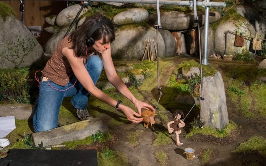 Un animadora moviendo a los protagonistas