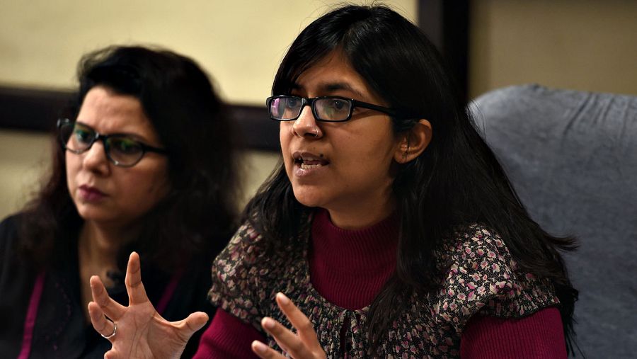 La responsable de la Comisión para las Mujeres de Delhi, Swati Maliwal, tras visitar a la niña de ocho meses violada