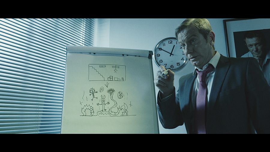 Paco explica que hay algo escondido bajo los cimientos de la empresa