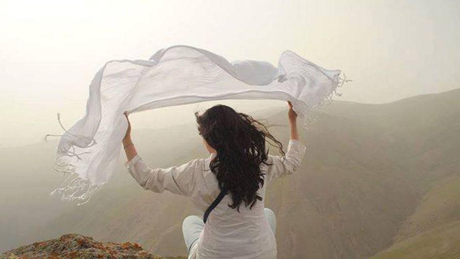 Una mujer se quita el velo en apoyo de #MyStealthyFreedom