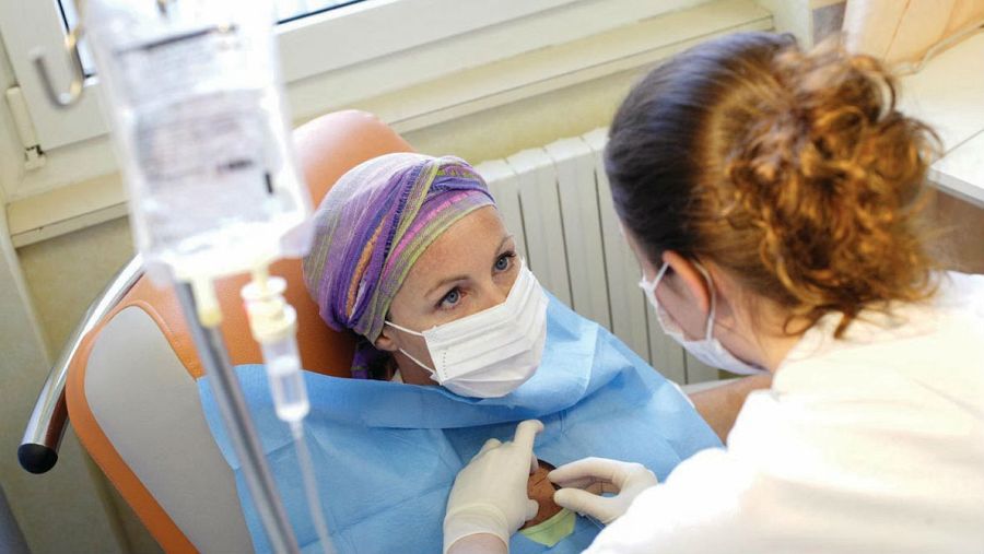 Un tercio de los pacientes diagnosticados cada año en España entran en riesgo de pobreza