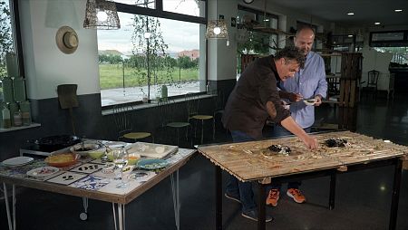 Capone prepara a su invitado José Belloch una original fideuá