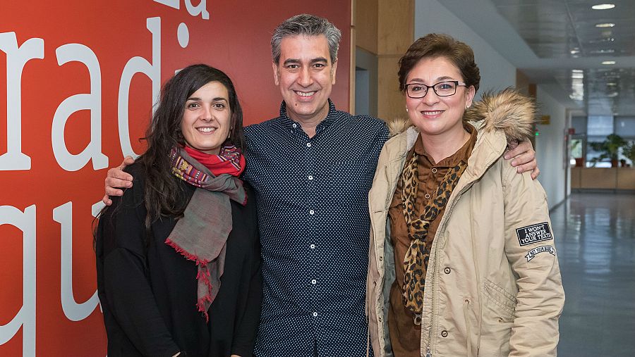 Arturo Martín, con Raquel del Castillo (AECC) y Claudia V. Salas (ex paciente)