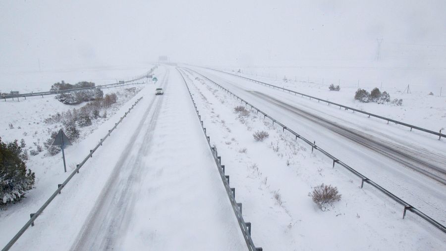Sin clases, sin luz e interrumpido el tráfico ferroviario por la nieve