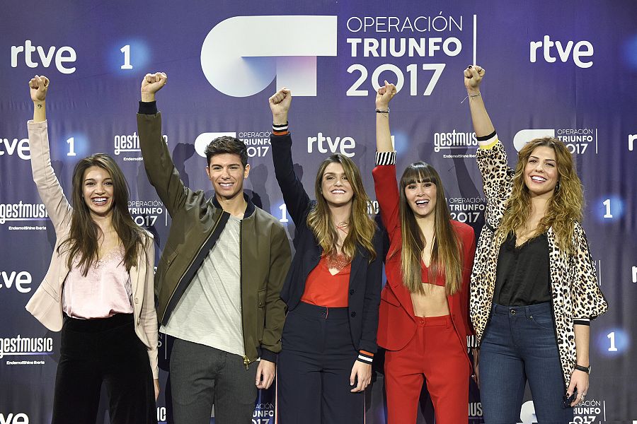 Los cinco finalistas durante la rueda de prensa en el plató de 'Operación Triunfo'