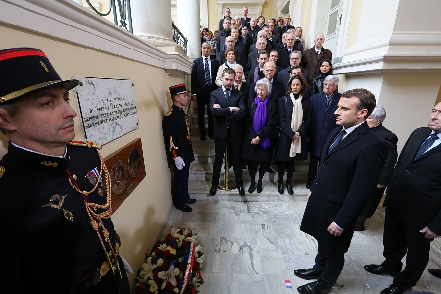Macron rinde homenaje al prefecto Claude Érignac, asesinado en Córcega en 1998, en presencia de su viuda y sus dos hijos