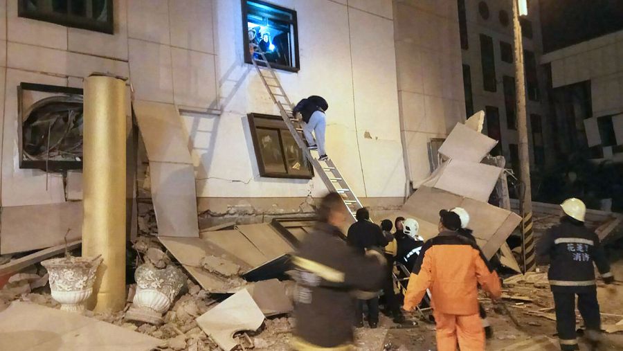 Los equipos de rescate atienden a los atrapados en el hotel Marshal de Taiwán
