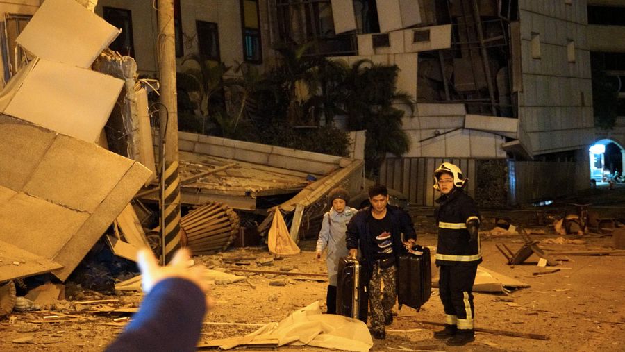 Un bombero recata a dos huéspedes del hotel Marshal