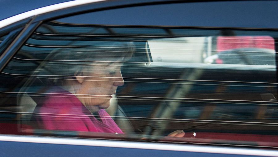 Angela Merkel abandona en un coche la sede de su partido, después de cerrar el acuerdo para un nuevo gobierno
