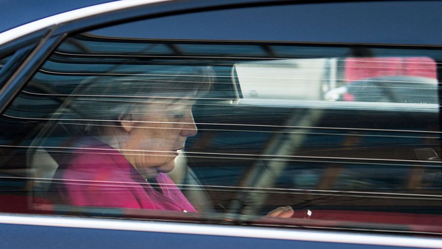 Angela Merkel abandona en un coche la sede de su partido, después de cerrar el acuerdo para un nuevo gobierno