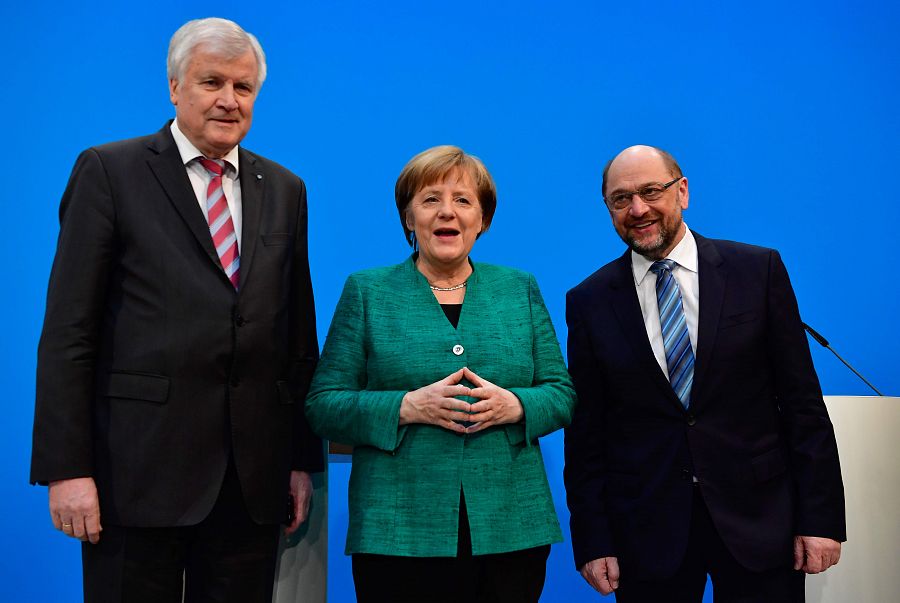 Angela Merkel posa con su socio bávaro, Horst Seehofer, y con el líder socialdemócrata, Martin Schulz, tras anunciar el acuerdo para una gran coalición