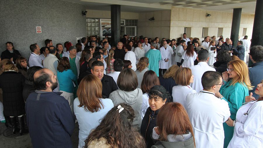 Concentración de sanitarios en la puerta de urgencias del hospital de La Línea de la Concepción tras el suceso en el que un grupo de encapuchados han asaltado esta unidad