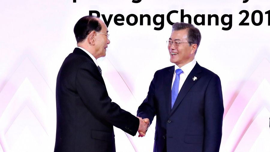 El presidente honorífico de Corea del Norte, Kim Yong-nam, saluda al presidente de Corea del Sur, Moon Jae-in, en la recepción previa a la ceremonia inaugural de los Juegos Olímpicos de Pyeongchang