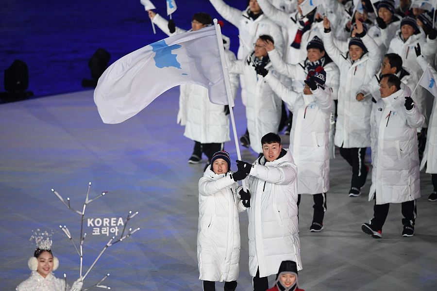 Los atletas coreanos desfilan bajo la bandera unificada en el Estadio Olímpico de Pyeongchang