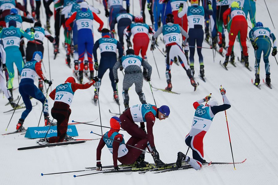 Krueguer, a la derecha, se levanta tras la caída al inicio de la prueba