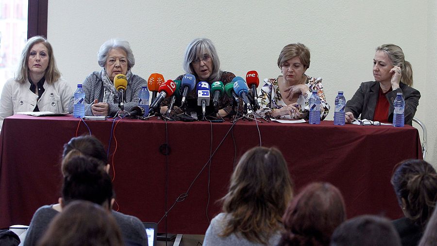 Representantes de asociaciones de mujeres que han denunciado el maltrato judicial