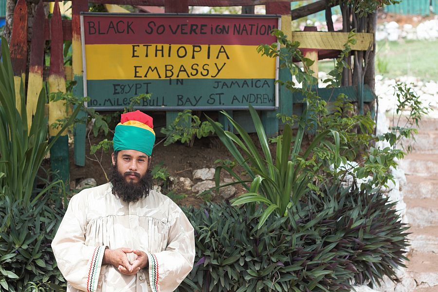 Imagen de un rastafari en Jamaica.