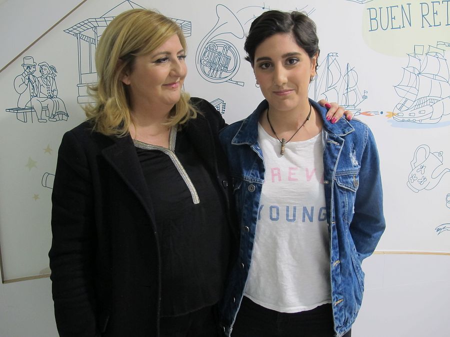 Alicia posa con su madre en el Hospital Niño Jesús, donde ha sido curada