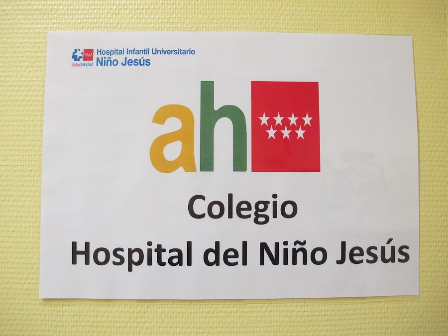 Cartel que indica la entrada del colegio del Hospital Niño Jesús