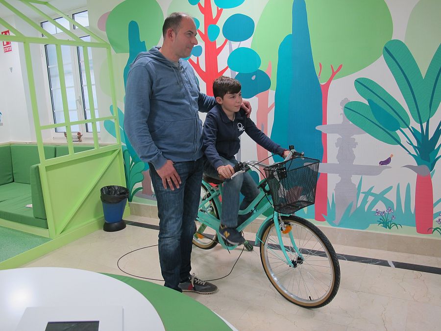 David acude con su padre a una de sus revisiones periódicas en el Hospital Niño Jesús, donde ha sido tratado