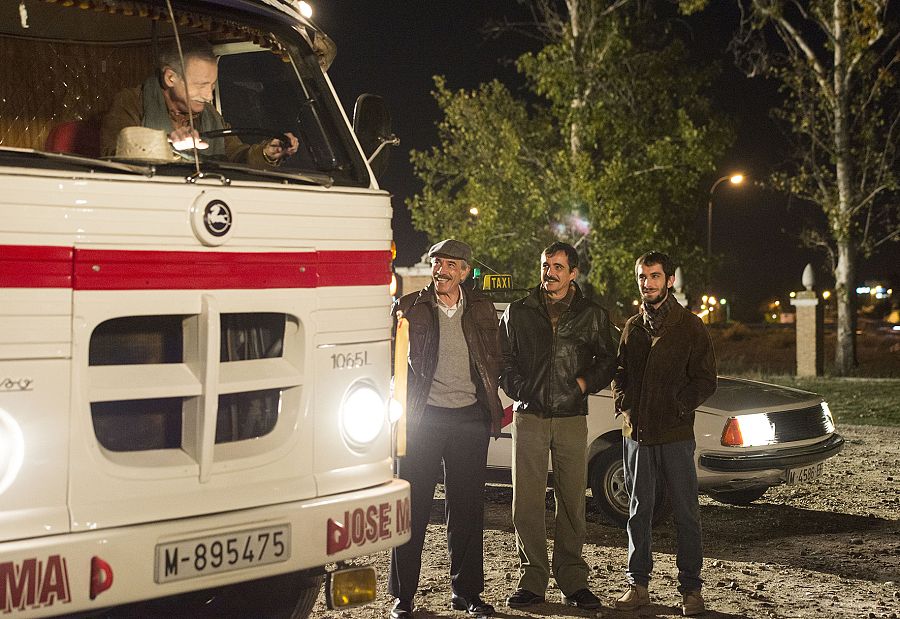 Antonio, Luis y Santos conversan durante la noche