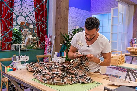 Antonio hace una falda de tablas, prenda imprescindible en cualquier armario