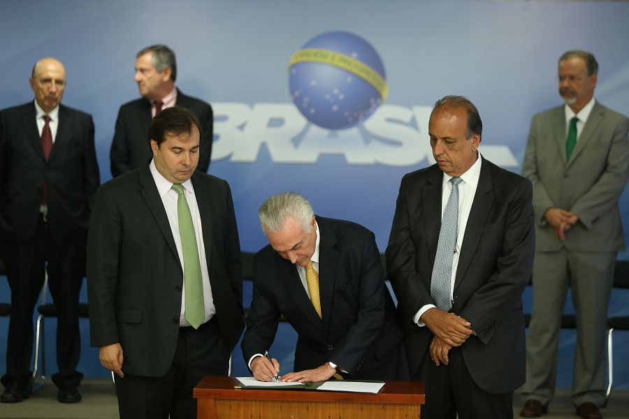 El presidente de Brasil, Michel Temer, firma el decreto de intervención federal en el estado de Río de Janeiro