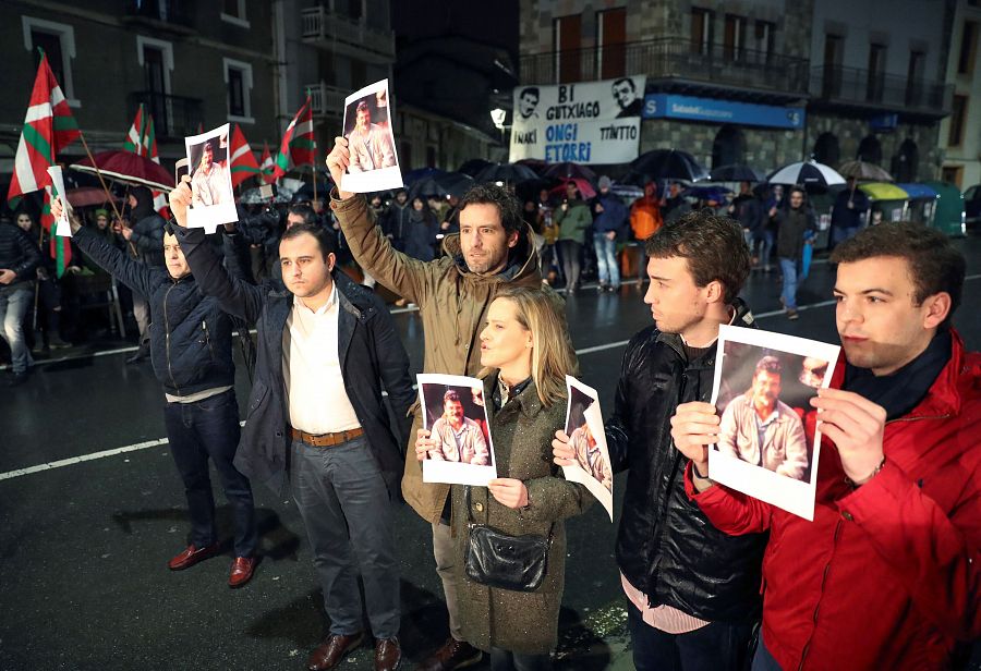 Acto de protesta de miembros del PP en el homenaje a dos presos etarras en Andoain (Gipuzkoa)