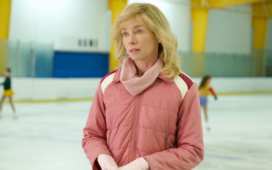 Julianne Nicholson interpreta a la entrenadora de Tonya, la única persona que es amable con ella