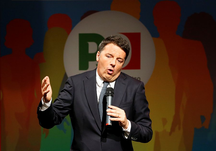 El exprimer ministro y líder del Partido Democrático, Matteo Renzi, durante un mitin en Nápoles