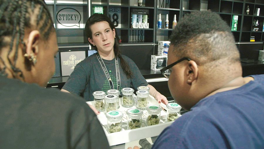 Sólo la ciudad de Denver cuenta con más de un centenar de tiendas. Estas 'cannabis shops' suelen ser de dimensiones modestas, cada una con sus especialidades de la casa, conocidas por los clientes