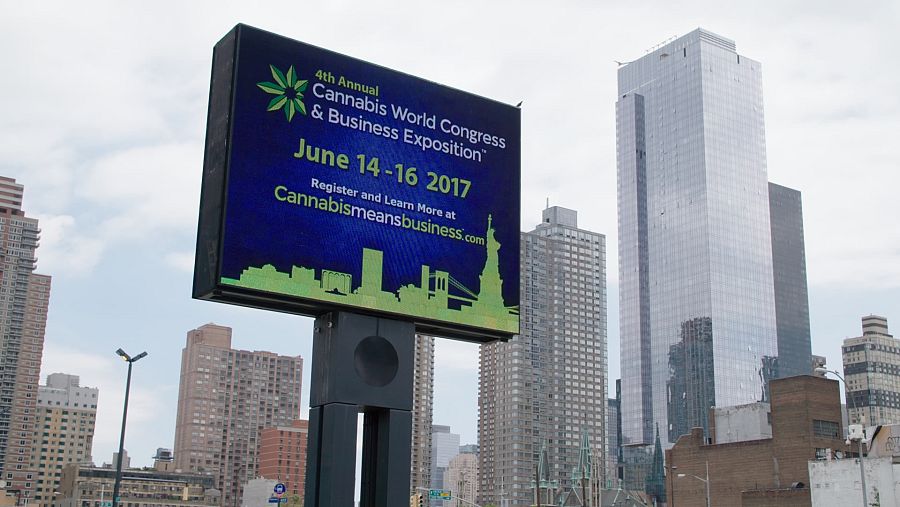 En Colorado, basta con tener veintiún años para comprar marihuana sin problemas.