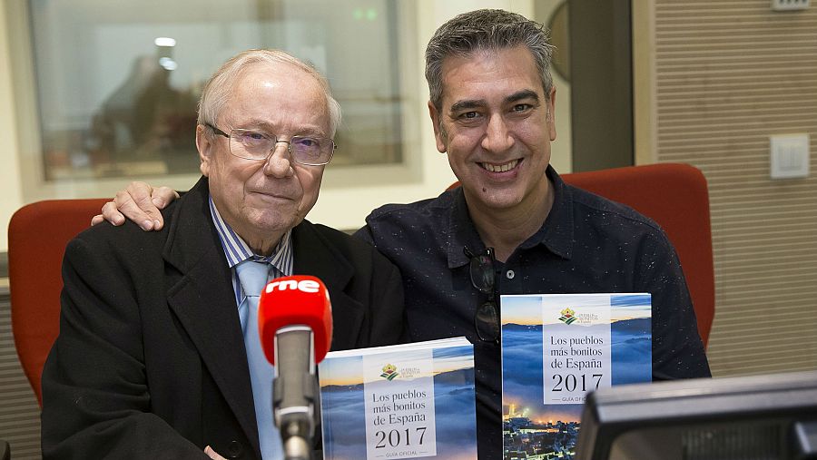 Pancracio Celdrán posa con su libro junto a Arturo Martín
