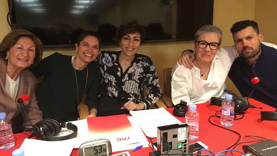 Mamen Asencio con María, Silvia, Julia y Aitor